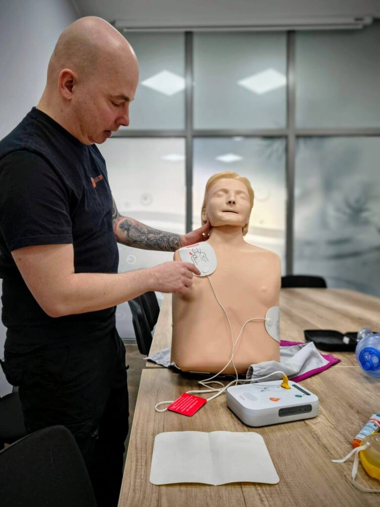 AED – Twój&nbsp;osobisty asystent w&nbsp;ratowaniu życia